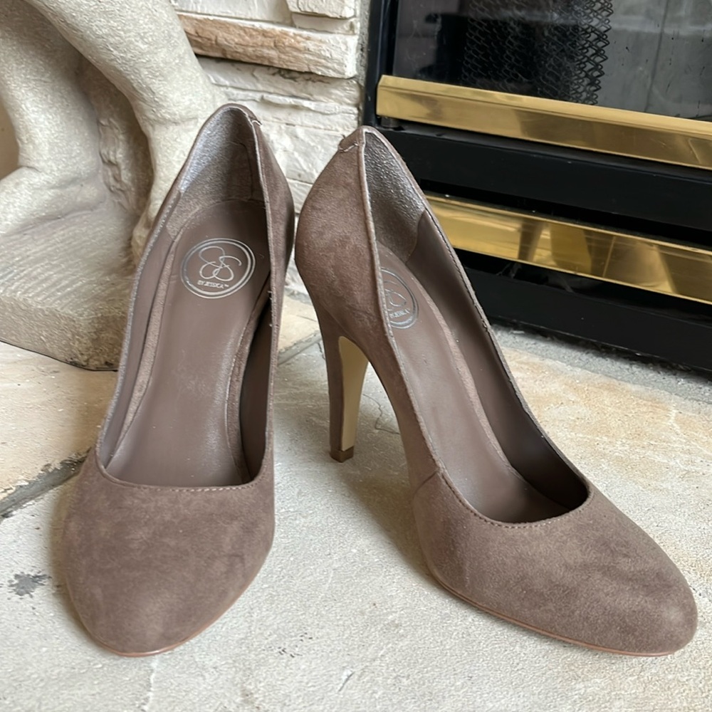 Like new Jessica Simpson pumps sz 8.5 Taupe